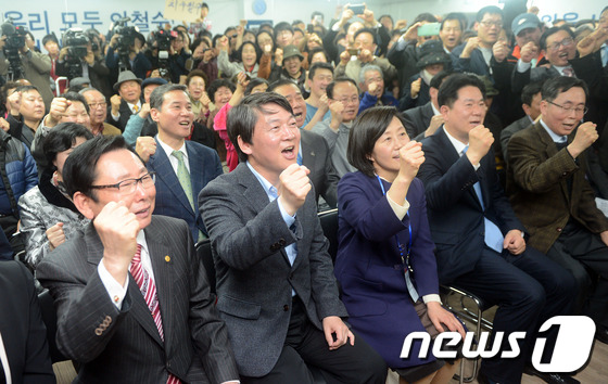 (서울=뉴스1) 허경 기자 = 4·24 재보궐선거 서울 노원병에 출마한 무소속 안철수 후보가 7일 오후 서울 노원구 상계동 미도빌딩에서 열린 '선거사무소 개소식'에서 참석자들과 승 …