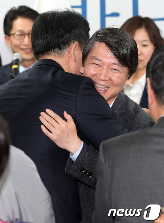 (서울=뉴스1) 허경 기자 = 4·24 재보궐선거 서울 노원병에 출마한 무소속 안철수 후보가 7일 오후 서울 노원구 상계동 미도빌딩에서 열린 '선거사무소 개소식'에서 이동섭 민주통 …