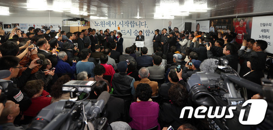 (서울=뉴스1) 허경 기자 = 4·24 재보궐선거 서울 노원병에 출마한 무소속 안철수 후보가 7일 오후 서울 노원구 상계동 미도빌딩에서 열린 '선거사무소 개소식'에서 인사말을 하고 …