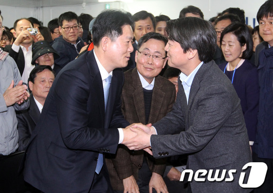 (서울=뉴스1) 허경 기자 = 4·24 재보궐선거 서울 노원병에 출마한 무소속 안철수 후보가 7일 오후 서울 노원구 상계동 미도빌딩에서 열린 '선거사무소 개소식'에서 이동섭 민주통 …