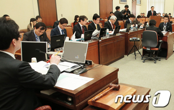 (서울=뉴스1) 오대일 기자 = 박창명 신임 병무청장이 8일 오후 서울 여의도 국회의사당에서 열린 국방위원회 전체회의에 출석해 인사말을 하고 있다. 병무청은 이날 업무보고에서 "체 …