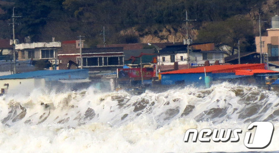 (포항=뉴스1) 최창호 기자 = 8일 오후 경북 포항시 북부해수욕장 인근에 해일성 파도가 해안을 덮치고 있다.2013.4.8/뉴스1