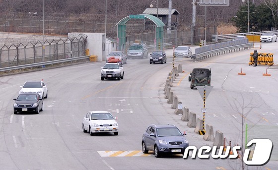 (파주=뉴스1) 이동원 기자 = 북한이 개성공단 가동을 잠정적으로 중단하고 근로자를 모두 철수시킬 것이라고 밝힌 8일 오후 경기도 파주시 남북출입사무소를 통해 차량들이 입경하고 있 …