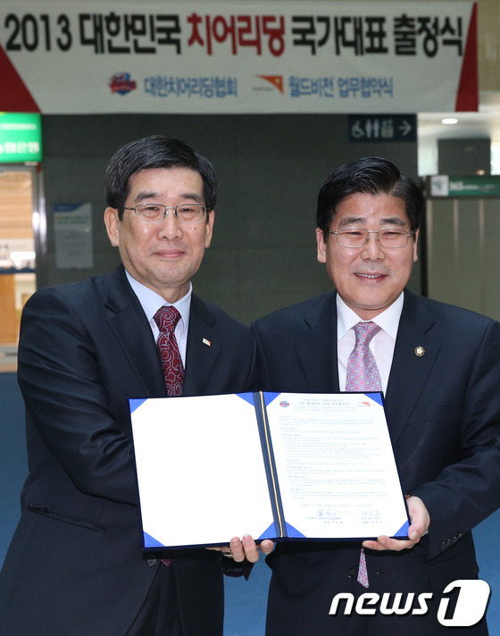 (서울=뉴스1) 송원영 기자 = 9일 서울 여의도 국회 의원회관 신관 로비에서 열린 '2013 대한민국 치어리딩 국가대표 출정식 및 대한치어리딩협회-월드비전 업무 협약식'에서 이이 …