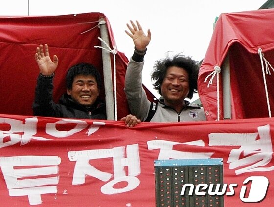 본문 이미지 - 제123회 세계 노동절인 지난 1일 현대차 울산3공장 명촌주차장 철탑농성장에서 197일째 고공농성 중인 최병승(오른쪽), 천의봉씨가 취재진을 향해 손을 흔들고 있다. 2013.5.1/뉴스1 © News1   노화정 기자 