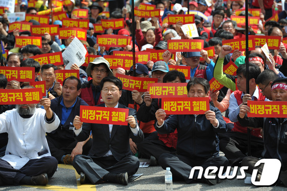 (광주=뉴스1) 정회성  = 민주통합당 오병윤 의원(광주 서구을·앞줄 왼쪽 두번째)이 1일 오후 광주 서구 광주시청 앞에서 열린 제123주년 세계노동절기념 광주지역 노동자대회에 참 …