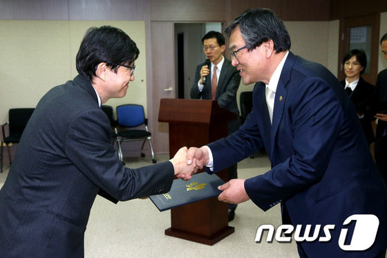 (과천=뉴스1) 이광호 기자 = 창조경제 실현계획 수립 방향 등을 논의하기 위해 1일 오후 경기 과천정부청사 내 미래창조과학부 대회의실에서 제1차 창조경제 자문위원회의가 열렸다. …