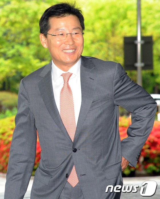 (서울=뉴스1) 손형주 기자 = 저축은행 등에서 청탁과 함께 돈을 받은 혐의를 받고 있는 이철규 전 경기지방경찰청장이 10일 오전 항소심 선고 공판을 받기위해 서울 서초구 서울고등 …