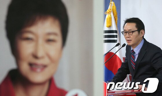 본문 이미지 - 박근혜 대통령의 미국 방문 도중 터져나온 '성추행설'로 전격 경질된 청와대 윤창중 전 대변인. 사진은 지난해 12월 25일 윤 대변인이 서울 여의도 당사에서 기자회견을 갖고 있는 모습 2013.5.10/뉴스1 © News1 양동욱 기자