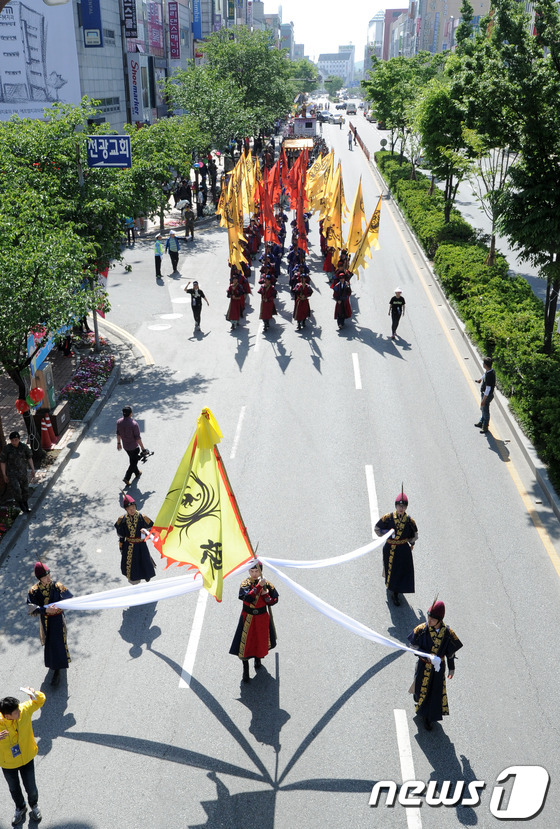 (익산=뉴스1) 김대웅 기자 = 백제시대 서동과 선화의 사랑을 그린 '익산 서동축제'가 열리고 있는 11일 전북 익산시 영등동 전자랜드 사거리 부근에서 무왕천도퍼레이드가 진행되고 …