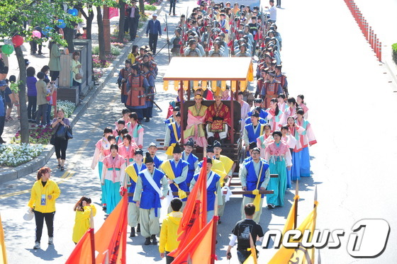 (익산=뉴스1) 김대웅 기자 = 백제시대 서동과 선화의 사랑을 그린 '익산 서동축제'가 열리고 있는 11일 전북 익산시 영등동 전자랜드 사거리 부근에서 무왕천도 퍼레이드가 진행되고 …