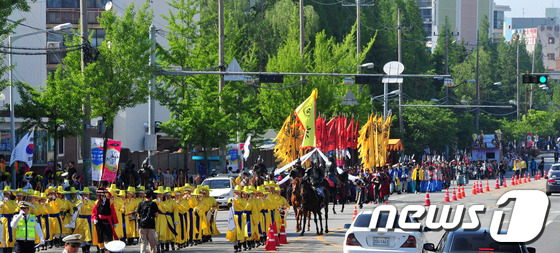 (익산=뉴스1) 김대웅 기자 = 백제시대 서동과 선화의 사랑을 그린 '익산 서동축제'가 열리고 있는 11일 전북 익산시 영등동 전자랜드 사거리 부근에서 무왕천도 퍼레이드가 진행되고 …
