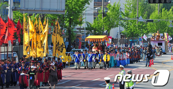 (익산=뉴스1) 김대웅 기자 = 백제시대 서동과 선화의 사랑을 그린 '익산 서동축제'가 열리고 있는 11일 전북 익산시 영등동 전자랜드 사거리 부근에서 무왕천도 퍼레이드가 진행되고 …