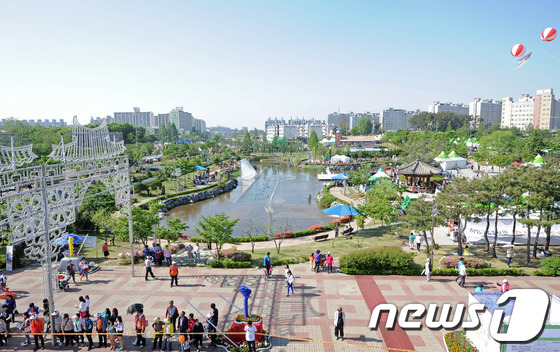 (익산=뉴스1) 김대웅 기자 = 백제시대 서동과 선화의 사랑을 그린 '익산 서동축제'의 메인 무대가 있는 전북 익산시 어양동 중앙체육공원에서 다체로운 행사가 펼쳐지고 있다 .201 …