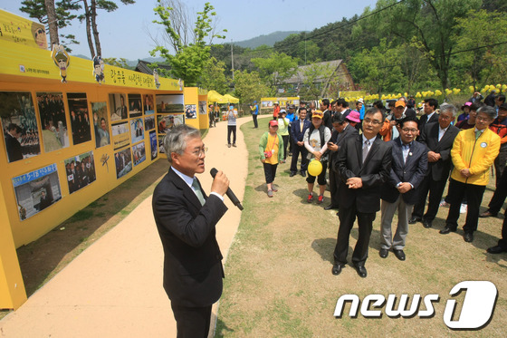 (광주=뉴스1) 김태성 기자 = 문재인 의원이 12일 광주 동구 증심사 입구 문빈정사 앞에서 열린‘노무현 전 대통령 추모사진전'에 참석해 인사말을 하고 있다. 이번 사진전에는 노무 …