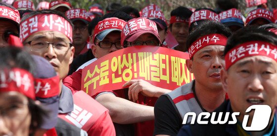 본문 이미지 - 13일 오후 서울 여의도 산업은행 앞에서 대한통운 택배노동자 생존권 쟁취 결의대회가 열린 가운데 인근 도로에 노동자들의 차량이 줄지어 주차돼 있다. © News1 허경 기자