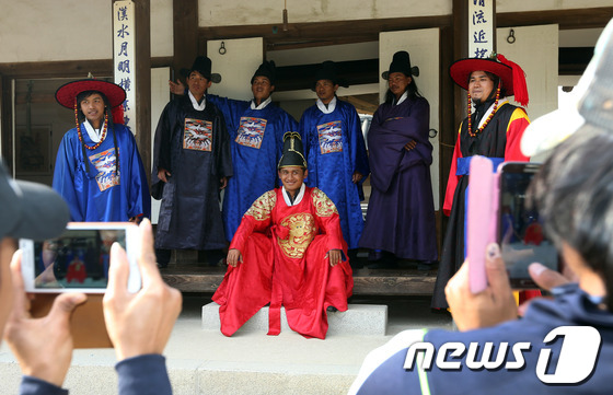 수협중앙회 우수외국인선원으로 선발된 인도네시아 선원 20명이 13일 오후 서울 중구 필동 남산골한옥마을에서 전통의상 체험 등 다양한 한국문화체험을 하고 있다. 2013.5.13 머 …