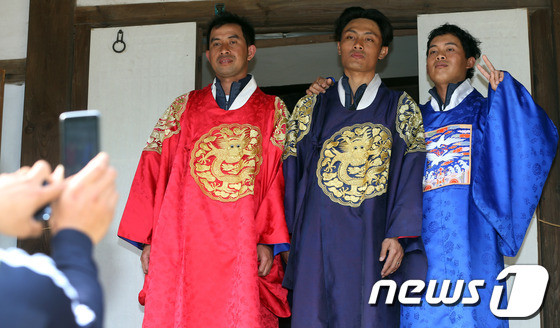 수협중앙회 우수외국인선원으로 선발된 인도네시아 선원 20명이 13일 오후 서울 중구 필동 남산골한옥마을에서 전통의상 체험 등 다양한 한국문화체험을 하고 있다. 2013.5.13 머 …