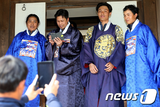 수협중앙회 우수외국인선원으로 선발된 인도네시아 선원 20명이 13일 오후 서울 중구 필동 남산골한옥마을에서 전통의상 체험 등 다양한 한국문화체험을 하고 있다. 2013.5.13 머 …