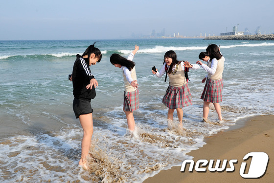 (포항=뉴스1) 최창호 기자 = 13일 오후 경북 포항시 북부해수욕장에는 수업을 마친 여중생들이 바닷물에 뛰어들어 더위를 잊고 있다.2013.5.13/뉴스1