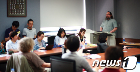 (서울=뉴스1)  = 테오도르 베스터 미국 하버드대 인류학과 교수 겸 라이샤워 일본학연구소장이 13일 오후 서울 안암동 고려대학교 국제관에서 '자연적 재해와 비자연적 재해-2011 …