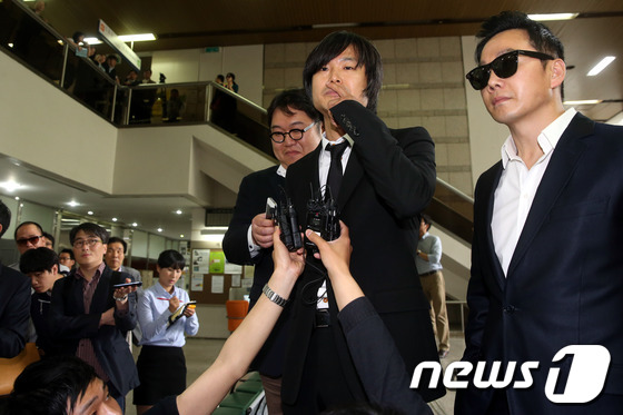 (서울=뉴스1) 이광호 기자 = 주진우 시사IN기자(가운데)가 공직선거법상 허위사실 공표 혐의로 영장실질심사를 받기 위해 '나꼼수'의 멤버 김용민(왼쪽), 정봉주와 함께 14일 오 …