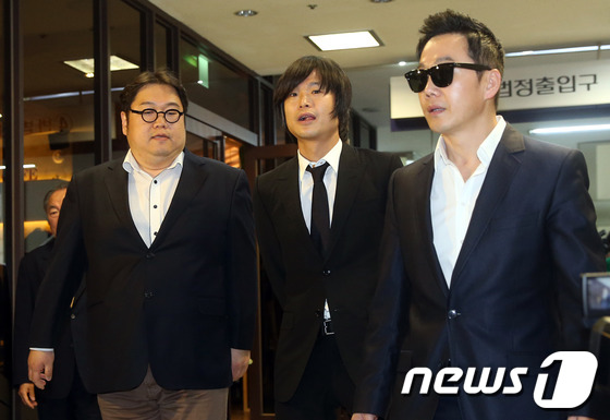(서울=뉴스1) 이광호 기자 = 주진우 시사IN기자(가운데)가 공직선거법상 허위사실 공표 혐의로 영장실질심사를 받기 위해 '나꼼수'의 멤버 김용민(왼쪽), 정봉주와 함께 14일 오 …