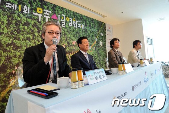 본문 이미지 - 14일 전북 전주시 효자동 고궁담 3층 부용정에서 열린 '제1회 무주산골연화제 상영작 발표 기자회견'에서 백학기 부조직위원장이 인사말을 하고 있다.2013.05.14/뉴스1 © News1 김대웅 기자