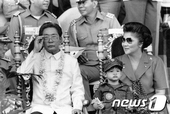 본문 이미지 - 아버지 마르코스 대통령과 어머니 이멜다 여사. 가운데가 봉봉 마르코스. ⓒAFP=News1