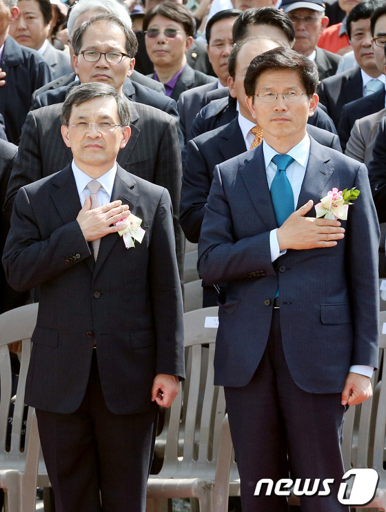 14일 오후 경기 평택시 장당동 일대 평택 고덕 삼성전자 산업단지 부지에서 열린 기공식에서 김문수 경기지사(오른쪽), 권오현 삼성전자 대표이사 부회장이 국민의례를 하고 있다. 평택 …