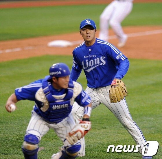본문 이미지 - 14일 오후 서울 잠실야구장에서 열린 ‘2013 한국야쿠르트 세븐프로야구’ 두산베어스와 삼성라이온즈의 경기에서 두산 1회말 1사 1,2루상황 오재원의 내야땅볼을 삼성 포수 이지영이 잡아 1루로 송구하고 있다. .2013.5.14/뉴스1 © News1   이동원 기자