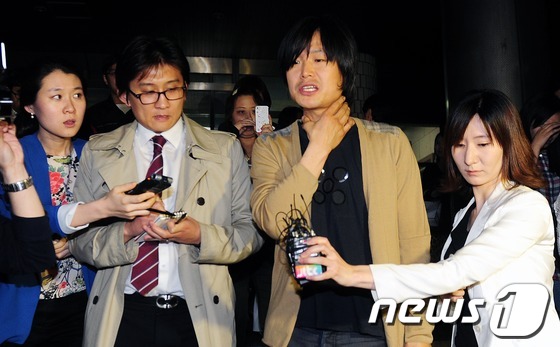 (서울=뉴스1) 손형주 기자 = 공직선거법 위반 혐의를 받고 있는 주진우 시사IN 기자가 15일 새벽 사전구속영장 기각 판정을 받은 후 서초경찰서를 나서며 취재진의 질문에 답하고 …