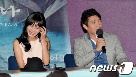 본문 이미지 - 배우 조재현과 배정화가 15일 오후 서울 왕십리 CGV에서 열린 '콘돌은 날아간다' 언론시사 및 기자간담회에서 질문에 답하고 있다. 2013.5.15 머니투데이/뉴스1 © News1   