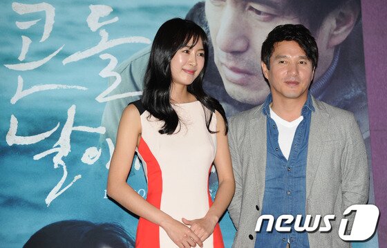 본문 이미지 - 배우 배정화, 조재현이 15일 오후 서울 왕십리 CGV에서 열린 '콘돌은 날아간다' 언론시사 및 기자간담회에서 포즈를 취하고 있다. 2013.5.15 머니투데이/뉴스1 © News1   