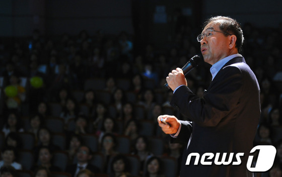 (서울=뉴스1) 양동욱 기자 = 박원순 서울시장이 15일 서울 마포구청에서 고(故) 노무현 전 대통령 서거 4주기를 맞아 열린 노무현시민학교에서 특강을 하고 있다. 노무현 재단은 …
