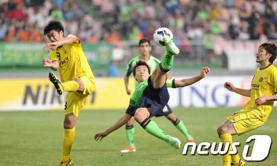 본문 이미지 - 지난 15일 전북 전주월드컵경기장에서 열린 AFC 챔피언스리그 16강전 전북현대와 가시와 레이솔과의 경기에서 전북의 이동국이 발리슛을 날리고 있다.2013.05.15/뉴스1 © News1   김대웅 기자