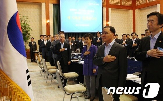 본문 이미지 - 박근혜 대통령이 16일 오전 청와대에서 열린 2013년 국가재정전략회의에 참석해 국민의례를 하고 있다. (문화체육관광부 제공) 2013.5.16/뉴스1 © News1   박철중 기자
