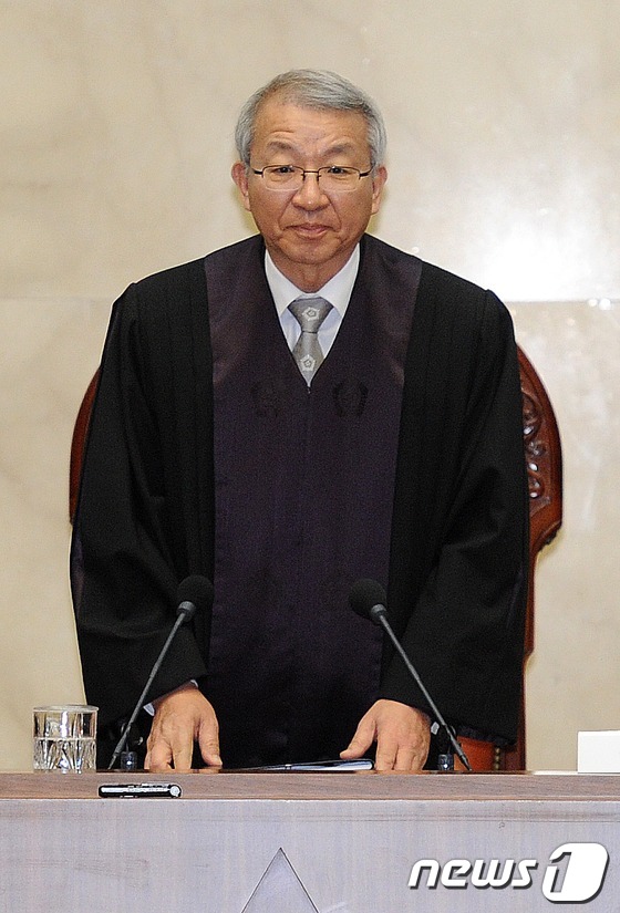 (서울=뉴스1) 박지혜 기자 = 16일 오후 서울 서초구 대법원 대법정에서 양승태 대법원장이 참석한 가운데 전원합의체 선고 공판이 열리고 있다. 이날 대법원 전원합의체는 부부강간죄 …