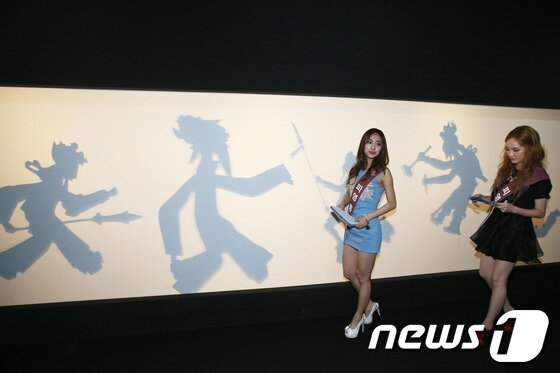 본문 이미지 - 그룹 미쓰에이 페이와 지아가 16일 오후 서울 홍익대 대학로 아트센터에서 열린 '피영전' 홍보대사 위촉식에 참석해 관객과 취재진에게 피영전을 설명하고 있다. 2013.5.16 머니투데이/뉴스1 © News1   