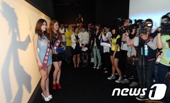 본문 이미지 - 그룹 미쓰에이 페이와 지아가 16일 오후 서울 홍익대 대학로 아트센터에서 열린 '피영전' 홍보대사 위촉식에 참석해 관객과 취재진에게 피영전을 설명하고 있다. 2013.5.16 머니투데이/뉴스1 © News1