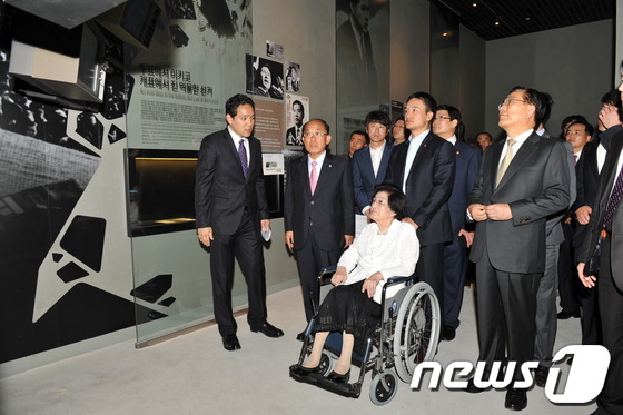 (광주=뉴스1) 박중재 기자 = 김대중 전 대통령의 부인 이희호 여사가 16일 오후 목포 삼학도 '김대중 노벨평화상 기념관'을 방문해 휠체어를 타고 시설물을 둘러보고 있다(목포시 …