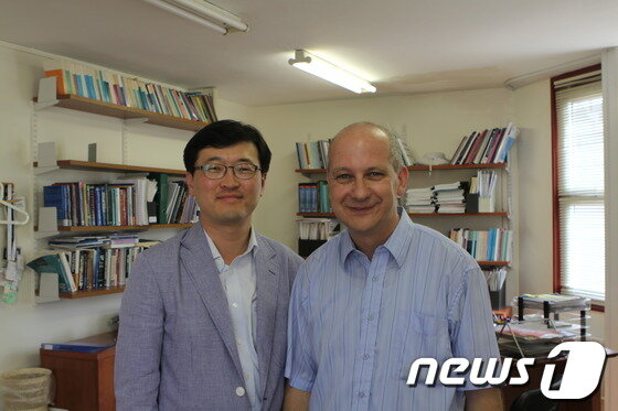 본문 이미지 - 이샤이 야페 히브리대 경영대학장(오른쪽)이 인터뷰후 집무실에서 기자와 포즈를 취했다.© News1  