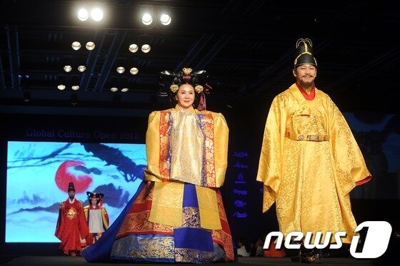 본문 이미지 - 16일 오후 서울 용산구 한남동 그랜드 하얏트 호텔 그랜드볼룸에서 열린 '지구촌 문화열림 2013' 행사에서 2012 미스코리아들이 한국의 전통궁중의상을 선보이고 있다. 2013.5.17 머니투데이/뉴스1 © News1   (서울=뉴스1)