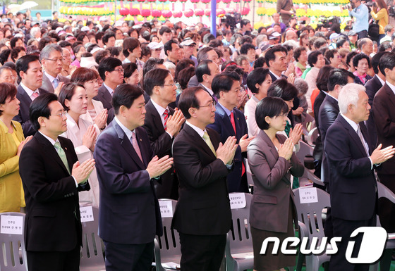 (서울=뉴스1) 송원영 기자 = 불기 2557년 부처님 오신 날인 17일 오전 서울 종로구 조계사에서 열린 봉축 법요식에서 참석자들이 합장을 하고 있다. 사진 왼쪽 앞줄 부터 전병 …