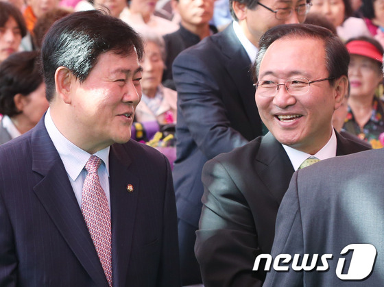 (서울=뉴스1) 송원영 기자 = 최경환 새누리당 원내대표와 노회찬 진보신당 공동대표가 17일 오전 서울 종로구 조계사에서 열린 봉축 법요식에서 대화를 하고 있다. 2013.5.17 …