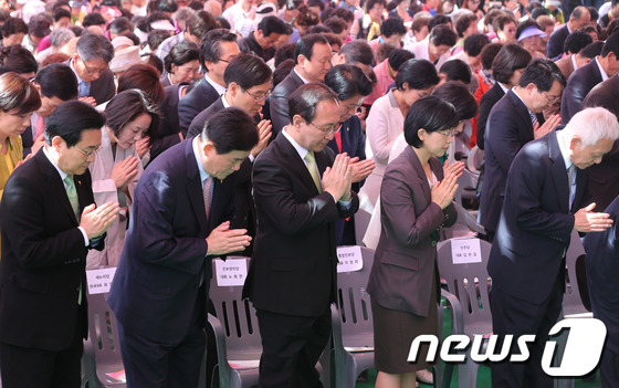 (서울=뉴스1) 송원영 기자 = 불기 2557년 부처님 오신 날인 17일 오전 서울 종로구 조계사에서 열린 봉축 법요식에서 참석자들이 합장을 하고 있다. 사진 왼쪽 앞줄 부터 전병 …