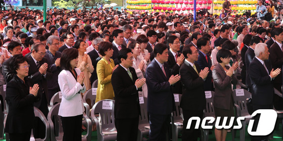(서울=뉴스1) 송원영 기자 = 불기 2557년 부처님 오신 날인 17일 오전 서울 종로구 조계사에서 열린 봉축 법요식에서 참석자들이 합장을 하고 있다. 사진 왼쪽 앞줄 부터 한명 …