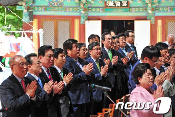 본문 이미지 - 17일 불기 2557년 '부처님 오신날'을 맞아 대한불교 조계종 제17교구 본사인 김제 금산사 대적광전에서 열린 봉축법요식에 참석한 김완주 도지사와 송하진 전주시장등이 합장을 하고 있다.2013.05.17/뉴스1 © News1   김대웅 기자