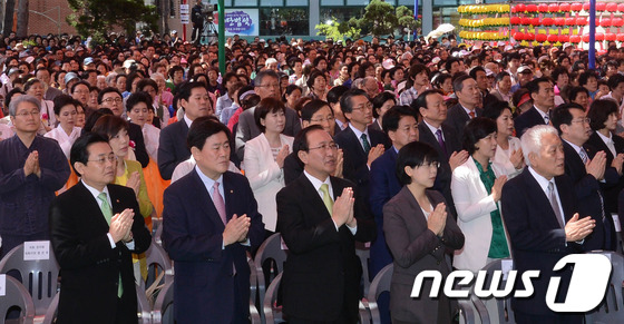 (서울=뉴스1)양동욱 기자 = 17일 오전 서울 종로구 조계사에서 열린 봉축 법요식에서 참석자들이 합장을 하고 있다. 왼쪽 앞줄 부터 전병헌 민주당 원내대표, 최경환 새누리당 원내 …