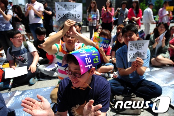 (서울=뉴스1) 한재호 기자 = '국제 성소수자 혐오 반대의 날'인 17일 오후 서울 중구 대한문 앞에서 '성소수자 차별반대 무지개행동' 참가자들이 성소수자 차별에 반대하는 행사를 …